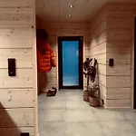 Villa Ekkeroy - Arctic Living Under The Northern Lights *